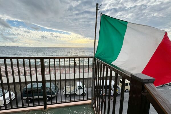 北谷町 砂辺 宮城海岸 アメリカンピザ ベラナポリ 外観 イタリア国旗
