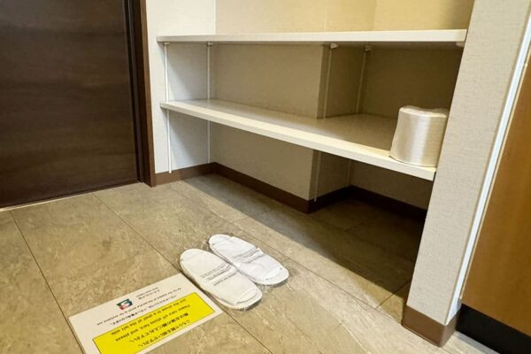那覇市 コンドミニアム ホテル スマートコンド泊 客室 ツインルーム 玄関 スリッパ
