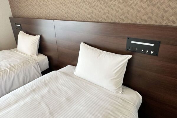 那覇市 コンドミニアム ホテル スマートコンド泊 客室 ツインルーム ベッド シモンズ 電源 USB コンセント