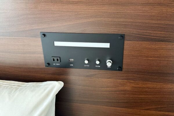 那覇市 コンドミニアム ホテル スマートコンド泊 客室 ツインルーム ベッド 電源 USB コンセント