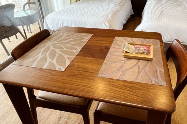 那覇市 コンドミニアム ホテル スマートコンド泊 客室 ツインルーム テーブル チェアー ウェルカムスイーツ