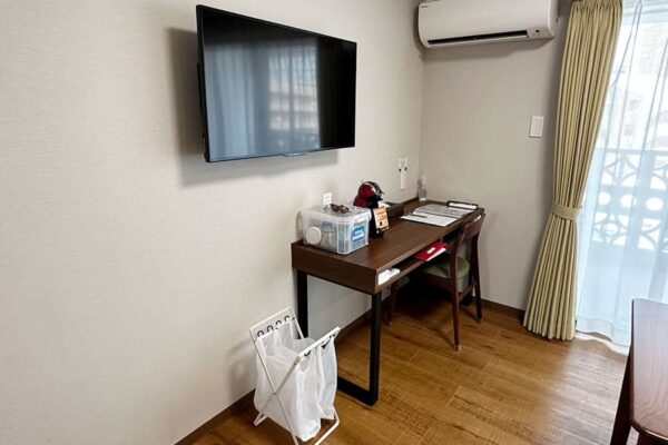 那覇市 コンドミニアム ホテル スマートコンド泊 客室 ツインルーム 壁掛けテレビ 壁際のテーブル