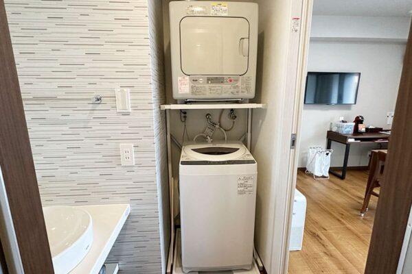 那覇市 コンドミニアム ホテル スマートコンド泊 客室 ツインルーム 洗面所 洗濯機 ガス乾燥機