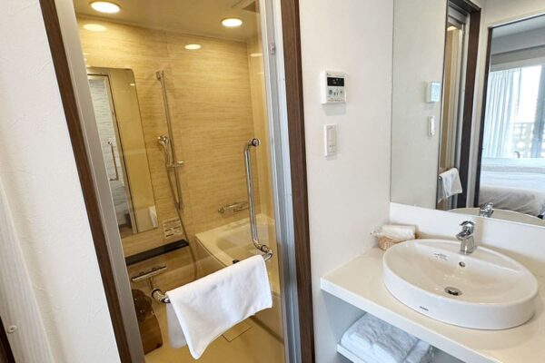 那覇市 コンドミニアム ホテル スマートコンド泊 客室 ツインルーム 洗面所 バスルーム
