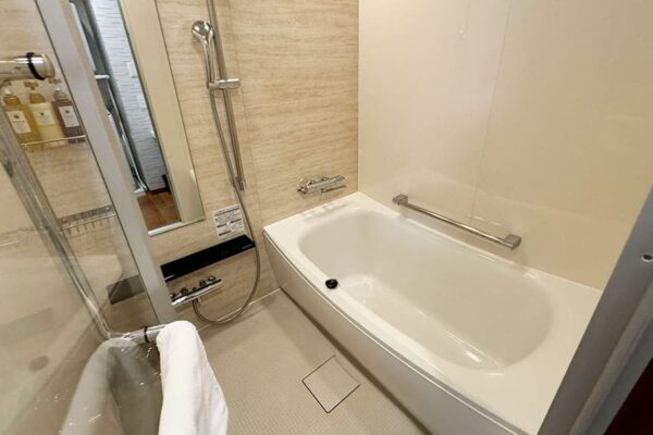 那覇市 コンドミニアム ホテル スマートコンド泊 客室 ツインルーム バスルーム シャワー 湯船