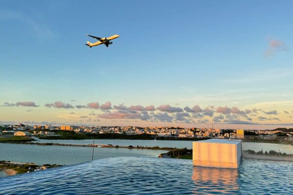 豊見城市 瀬長島 ストーリーライン瀬長島 最上階 屋上 天上 インフィニティプール 飛行機