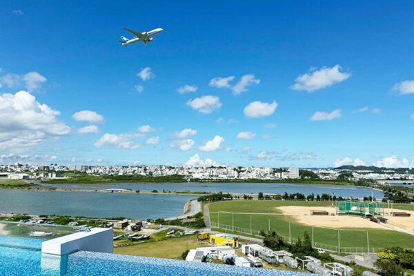 豊見城市 瀬長島 ストーリーライン瀬長島 最上階 屋上 天上 インフィニティプール 飛行機