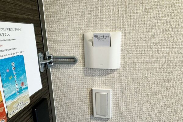 那覇市 HOTEL SANSUI NAHA 琉球温泉 波之上の湯 客室 スタンダードフロア ツインルーム 電源カード