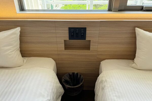 那覇市 HOTEL SANSUI NAHA 琉球温泉 波之上の湯 客室 スタンダードフロア ツインルーム ベッド 電源 USB コンセント