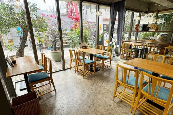 那覇市 壺屋やちむん通り うちなー茶屋 ぶくぶく 店内 雰囲気 テーブル席