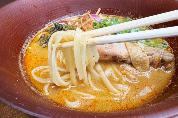 那覇市 牧志 タイ料理 カオソーイ 専門店 カレーラーメン タイ式スパイスラーメン 麺