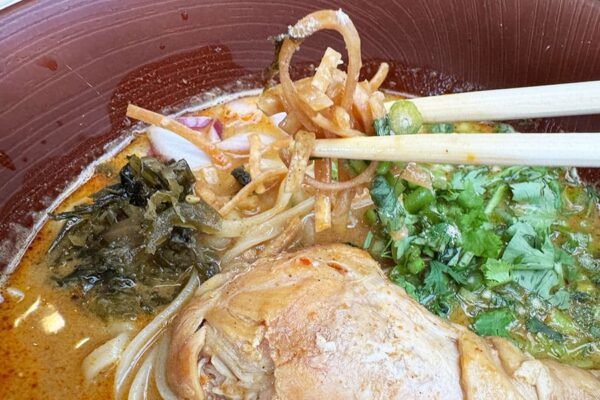 那覇市 牧志 タイ料理 カオソーイ 専門店 カレーラーメン タイ式スパイスラーメン 揚げ麺