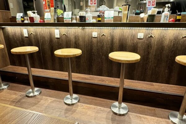 那覇市 那覇空港 麺や偶 もとなり 店内 雰囲気 カウンター席 電源コンセント