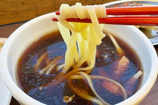 豊見城市 瀬長島ウミカジテラス カプリシャス食堂 鶏と島らっきょうのつけ汁 沖縄そば