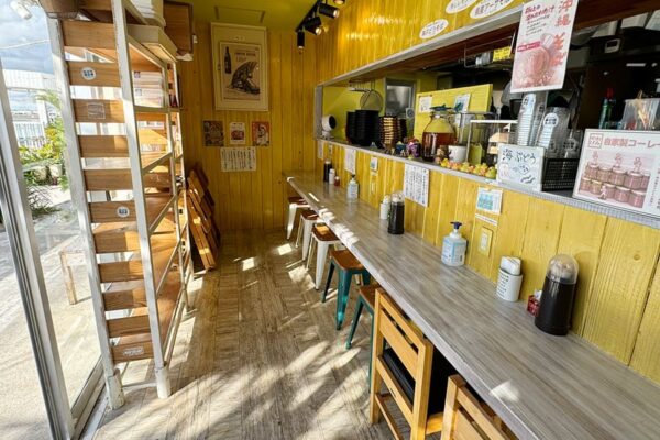 豊見城市 瀬長島ウミカジテラス 沖縄そば 進化系 花はな商店 店内