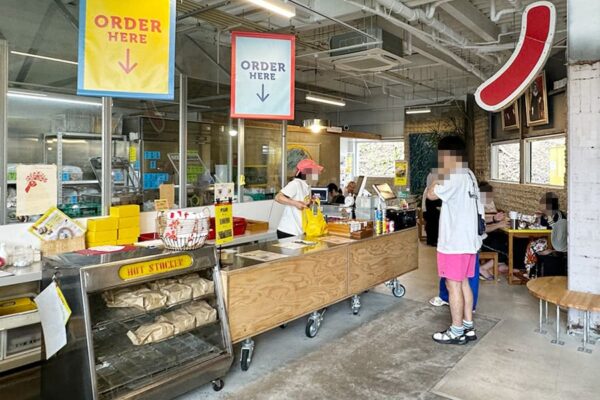 浦添市 内間 ブエノチキン 沖縄県産 やんばる若鶏 丸焼き 店内 レジ