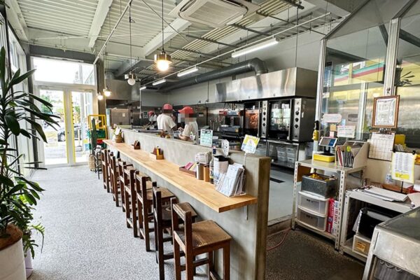 浦添市 内間 ブエノチキン 沖縄県産 やんばる若鶏 丸焼き 店内 雰囲気 カウンター席