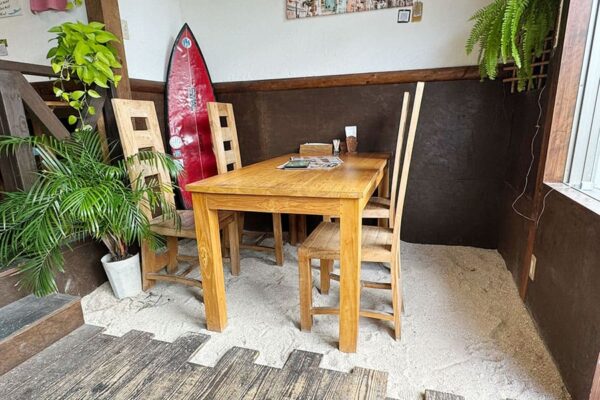 北谷町 砂辺 宮城海岸 SURFER'S サーーファーズ 店内 テーブル席