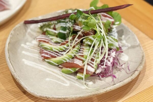 北谷町 美浜 海鮮料理 ばってん マグロとアボカド和え