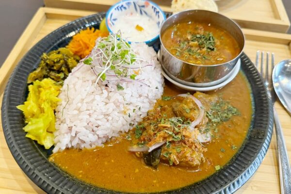 那覇市 前島 スパイスカレー ヒロカリー 二種盛りカレー チキンカレー 期間限定カレー タンカンとピパーツの南国キーマ