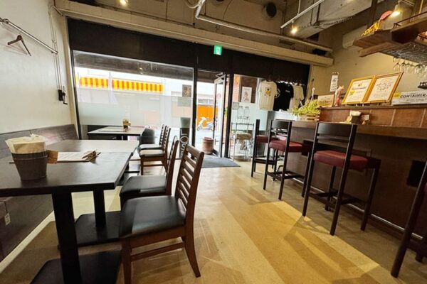 那覇市 前島 スパイスカレー ヒロカリー 店内 雰囲気 テーブル席 カウンター席