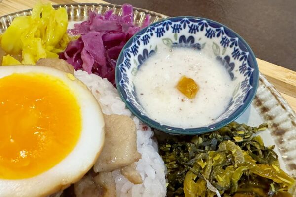 那覇市 前島 スパイスカレー ヒロカリー 沖縄魯肉飯カレー ルーローハンカレー ヨーグルト 副菜