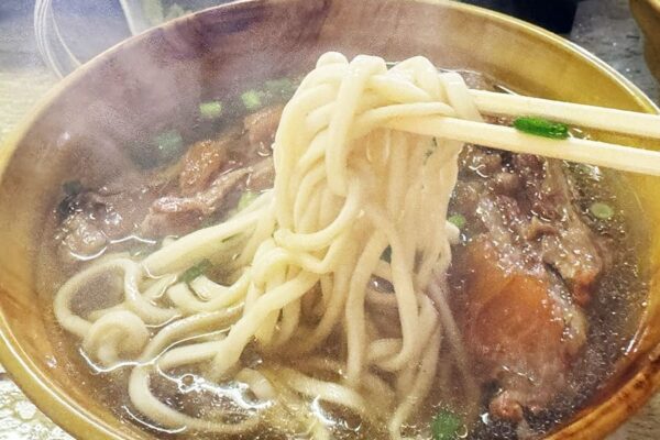 那覇市 沖縄そば 田舎 泊店 軟骨ソーキそば ストレート麺