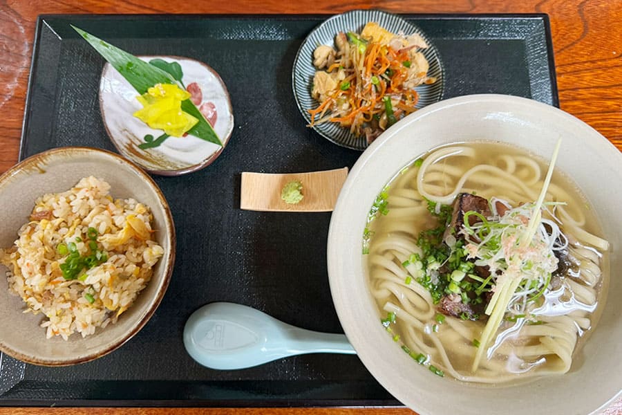 恩納村 沖縄そば 崎濱製麺 Aセット 崎浜すば 中サイズ 麩じゅーしー 日替わり小鉢 ワサビ