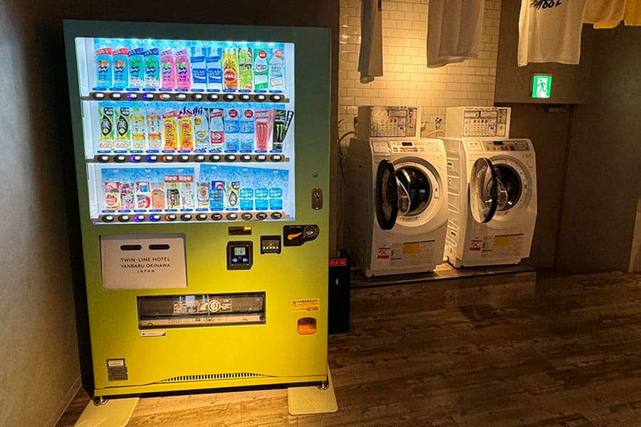 名護市 TWIN-LINE HOTEL YANBARUトゥインラインホテル ホテル棟 11F LAUNDRY & LOUNGE 2LDK コインランドリー 自動販売機 ドリンク