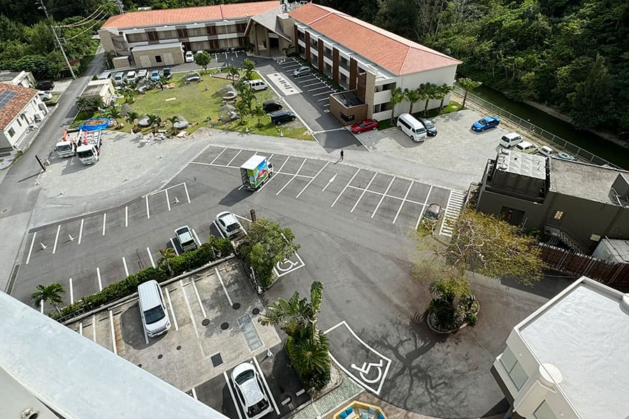 名護市 TWIN-LINE HOTEL YANBARU OKINAWA JAPAN トゥインラインホテル 駐車場