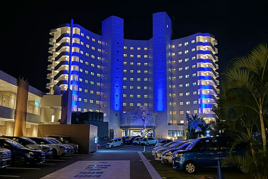 名護市 TWIN-LINE HOTEL YANBARU OKINAWA JAPAN トゥインラインホテル 外観 ホテル棟 夜景